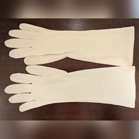 Vintage Accessories - EUC Lovely Vintage Faux Button Mid-Arm Length Day Gloves